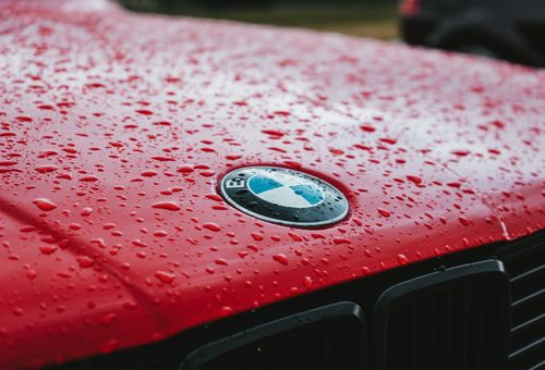 BMW Motorhaube mit Regentropfen